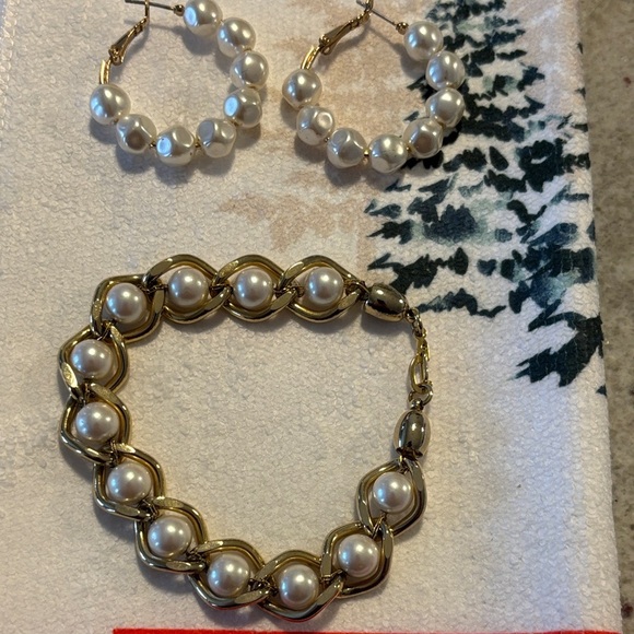 Jewelry - Elegant Gold and Pearl bracelet and earrings set